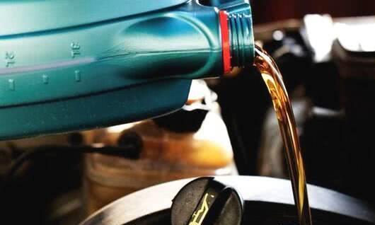 为啥老司机不建议自己保养机油？看过就知道，太不专业！