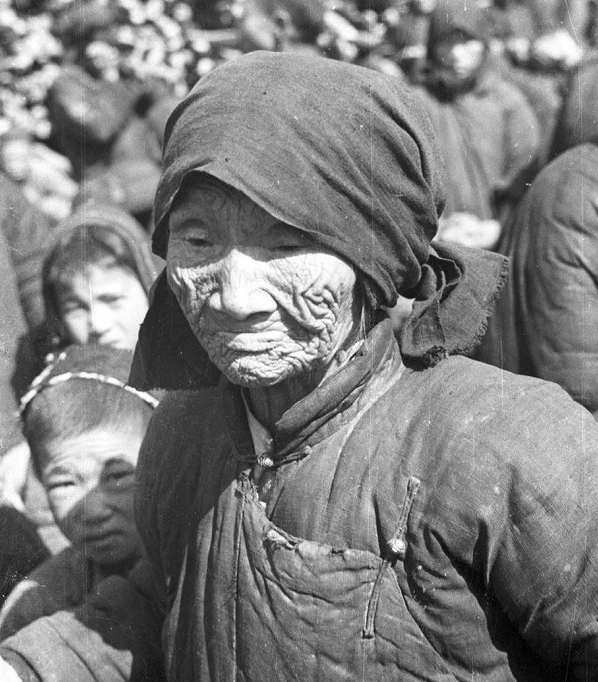 挨饿年代是什么体验80张老照片真实还原1942大饥荒