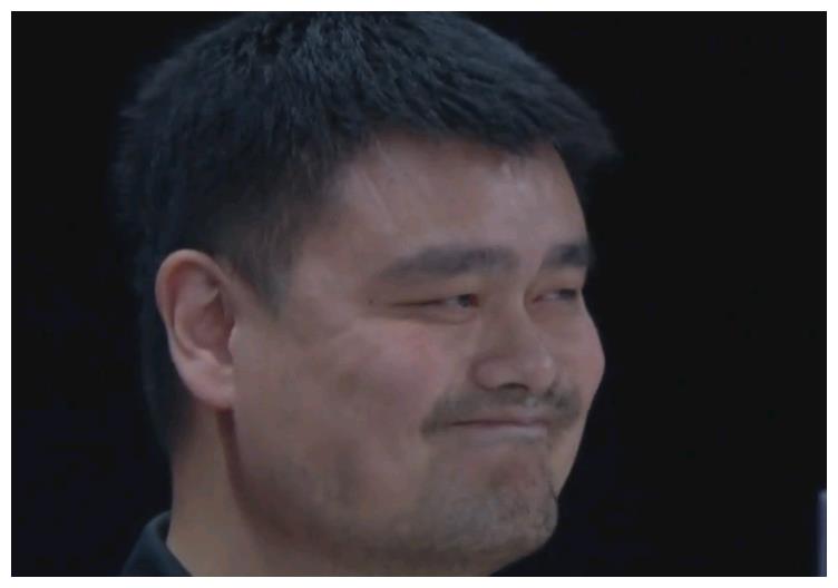 中国男篮两次超级愚蠢失误葬送胜利,姚明无奈苦笑