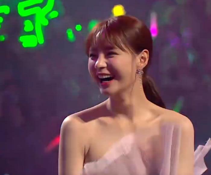 湖南卫视跨年演唱会倒计时,杜海涛和沈梦辰在舞台偷偷