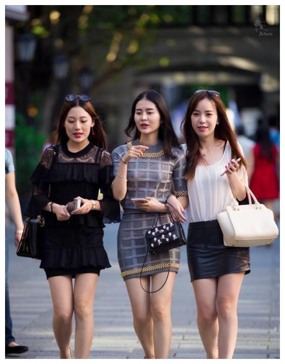 美女姐姐粉色连衣裙搭配长直发,提升夏季穿衣美丽指数