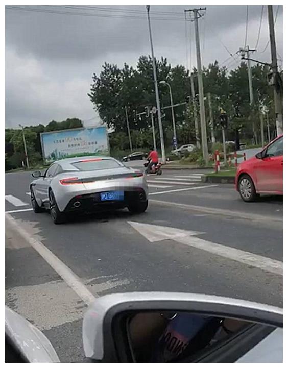 江苏偶遇一辆“蒙迪欧”,看到车标那一刻,车主保持10米车距