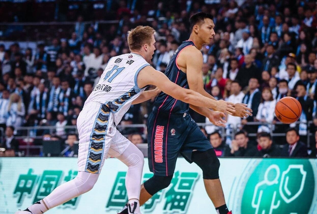 男篮的内线核心易建联,人气爆棚的高富帅