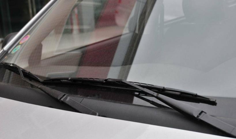 汽车的雨刮刮不干净还有异响？修理师傅教你几招，问题轻松解决