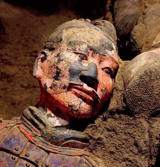 秦始皇兵马俑刚出土时的彩照色彩斑斓似如真人