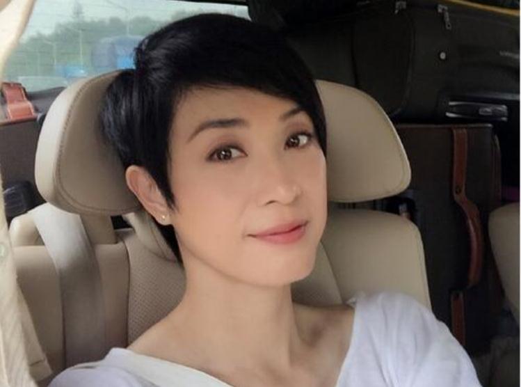 最美短发港姐陈法蓉,今51岁还是单身,面对催婚她的回答太逗了