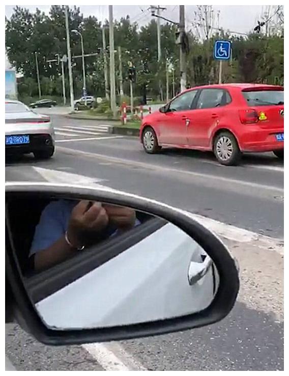 江苏偶遇一辆“蒙迪欧”,看到车标那一刻,车主保持10米车距