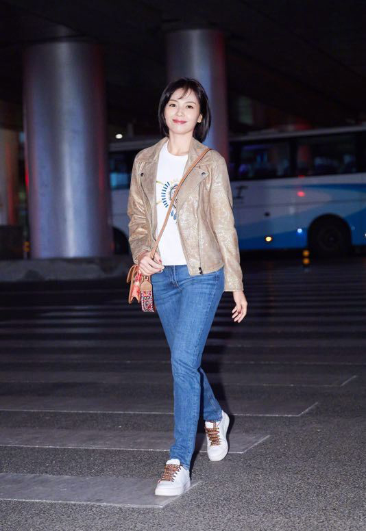 女艺人刘涛率性自然灵动机场街拍