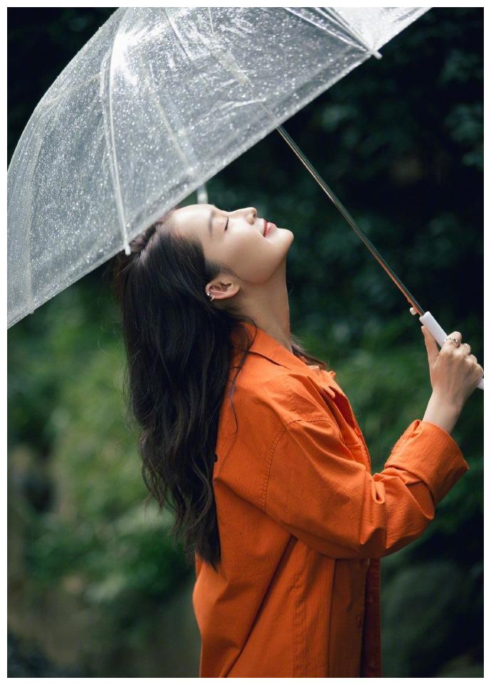 李沁雨中漫步文艺照片曝光,手持透明伞上演绝美侧颜杀