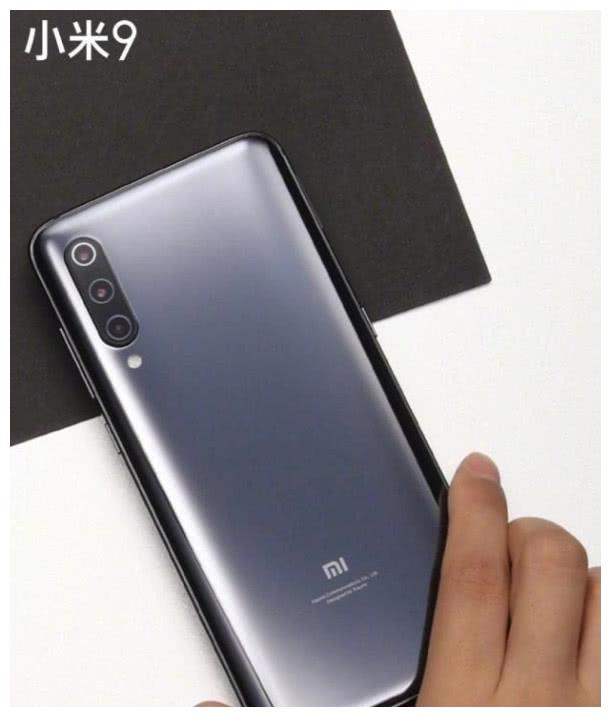 小米高管嘲讽荣耀,却波及自家MIX3