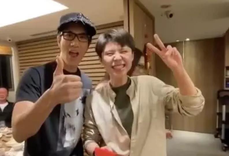陈建州晒公司年会 范玮琪微醺醉意搂异性肩膀 王力宏发红包助兴