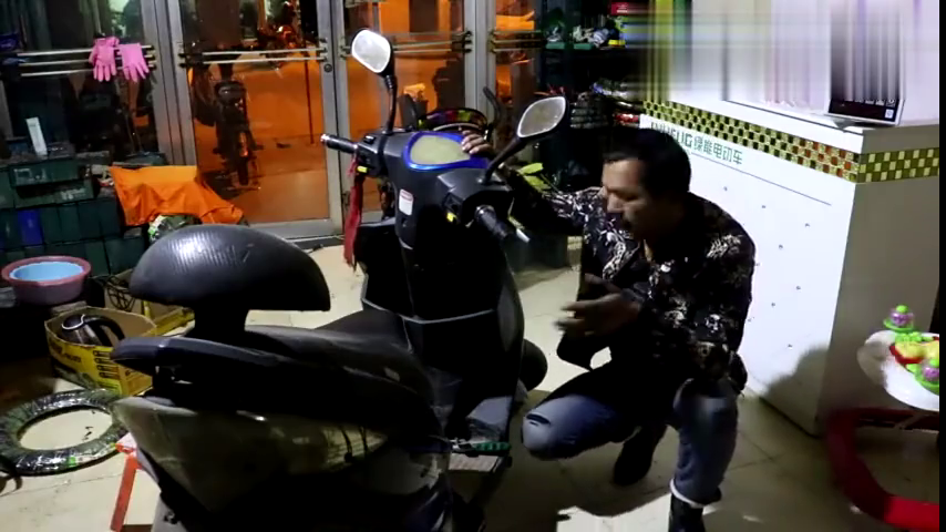 苦苦寻找电动车换轮胎的终极绝招，这下终于找到了，一学就会！