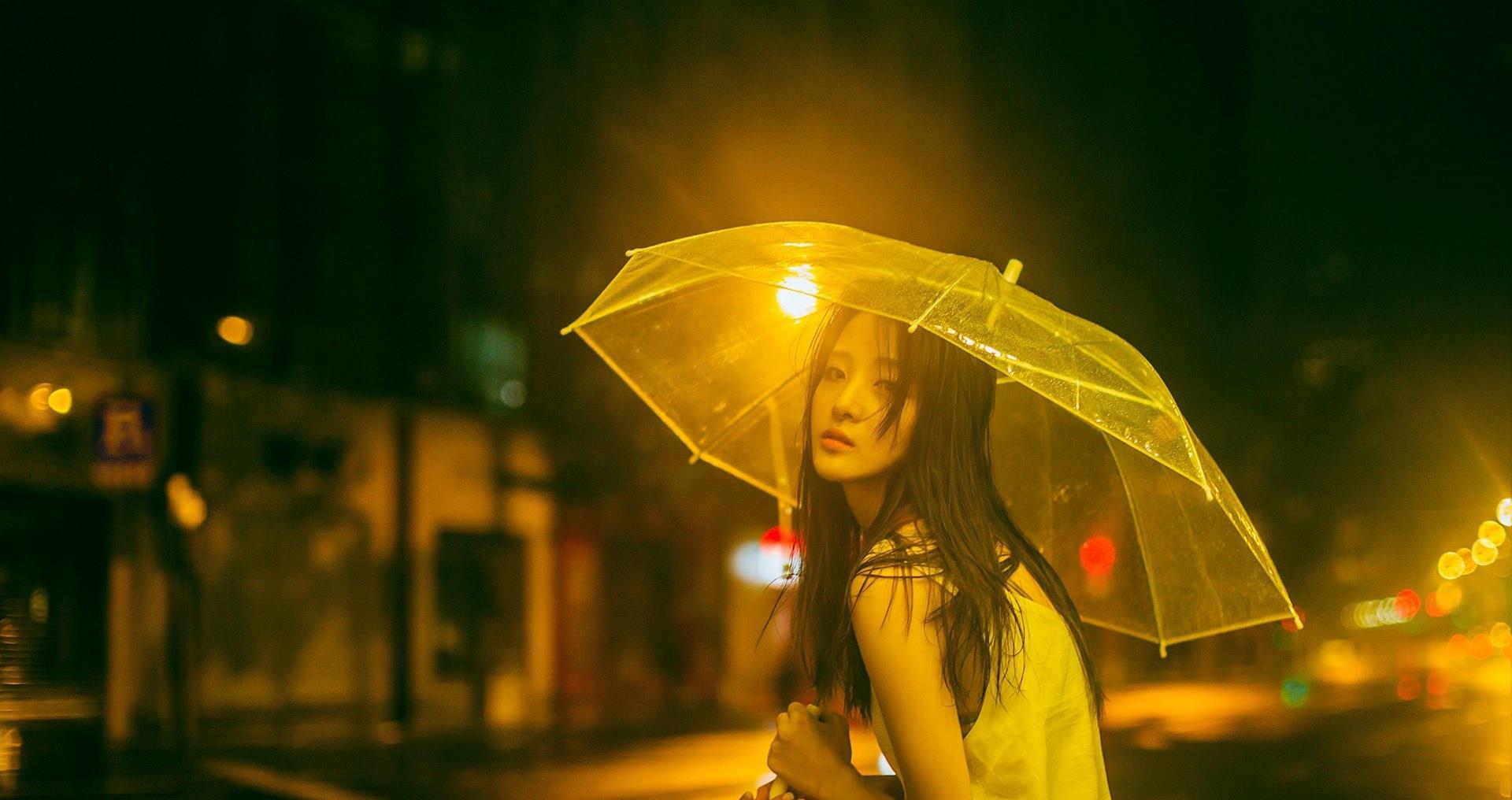 下雨天的美女，雨中的感觉朦朦胧胧的很漂亮。