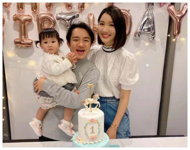 王祖蓝女儿迎来1岁生日，正面照曝光后，长得像爸还是妈一望而知