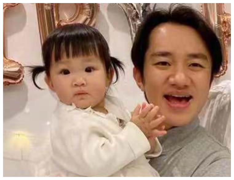 王祖蓝女儿迎来1岁生日，正面照曝光后，长得像爸还是妈一望而知