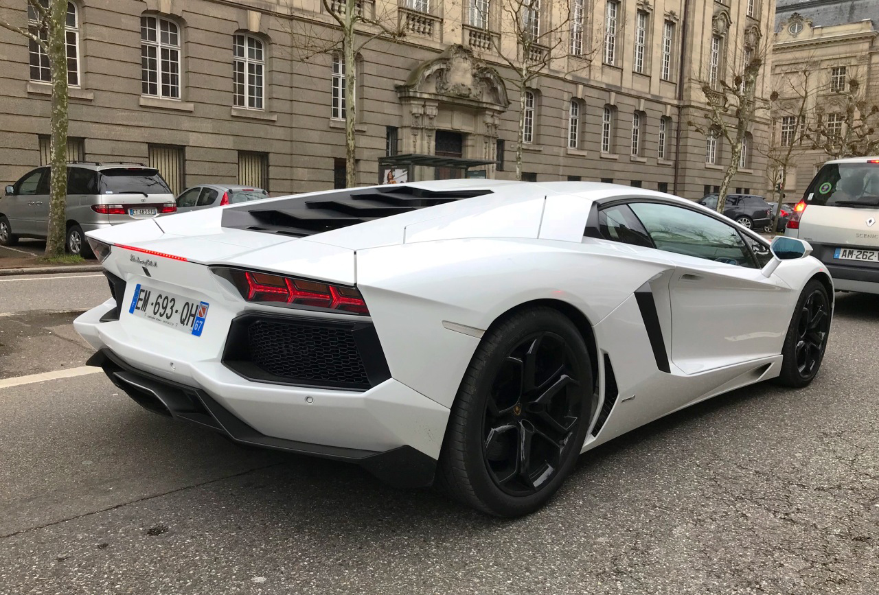 车流之中白色的大牛,兰博基尼雷文顿