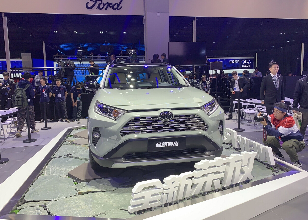 提前看到新一代丰田RAV4实车,外观比现款硬朗,霸气十足