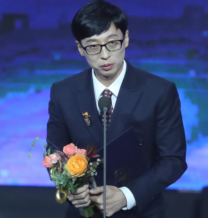 同样是韩国国民MC，刘在至今租房住，而他坐拥百亿房产