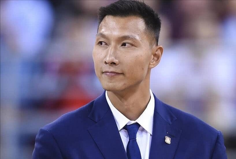 男篮的内线核心易建联,人气爆棚的高富帅