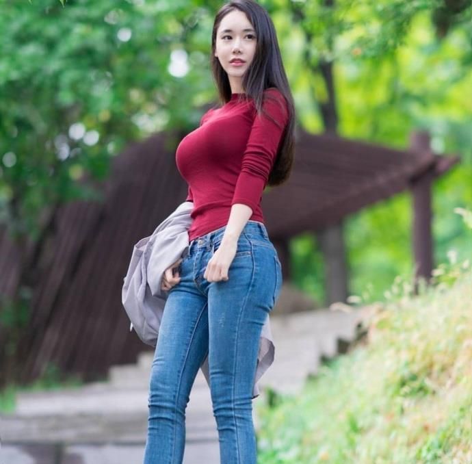 街拍:紧身衣美女突出饱满上围,极品美臀,s型身材显迷人气息!