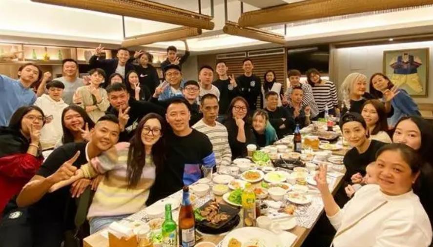 陈建州晒公司年会 范玮琪微醺醉意搂异性肩膀 王力宏发红包助兴