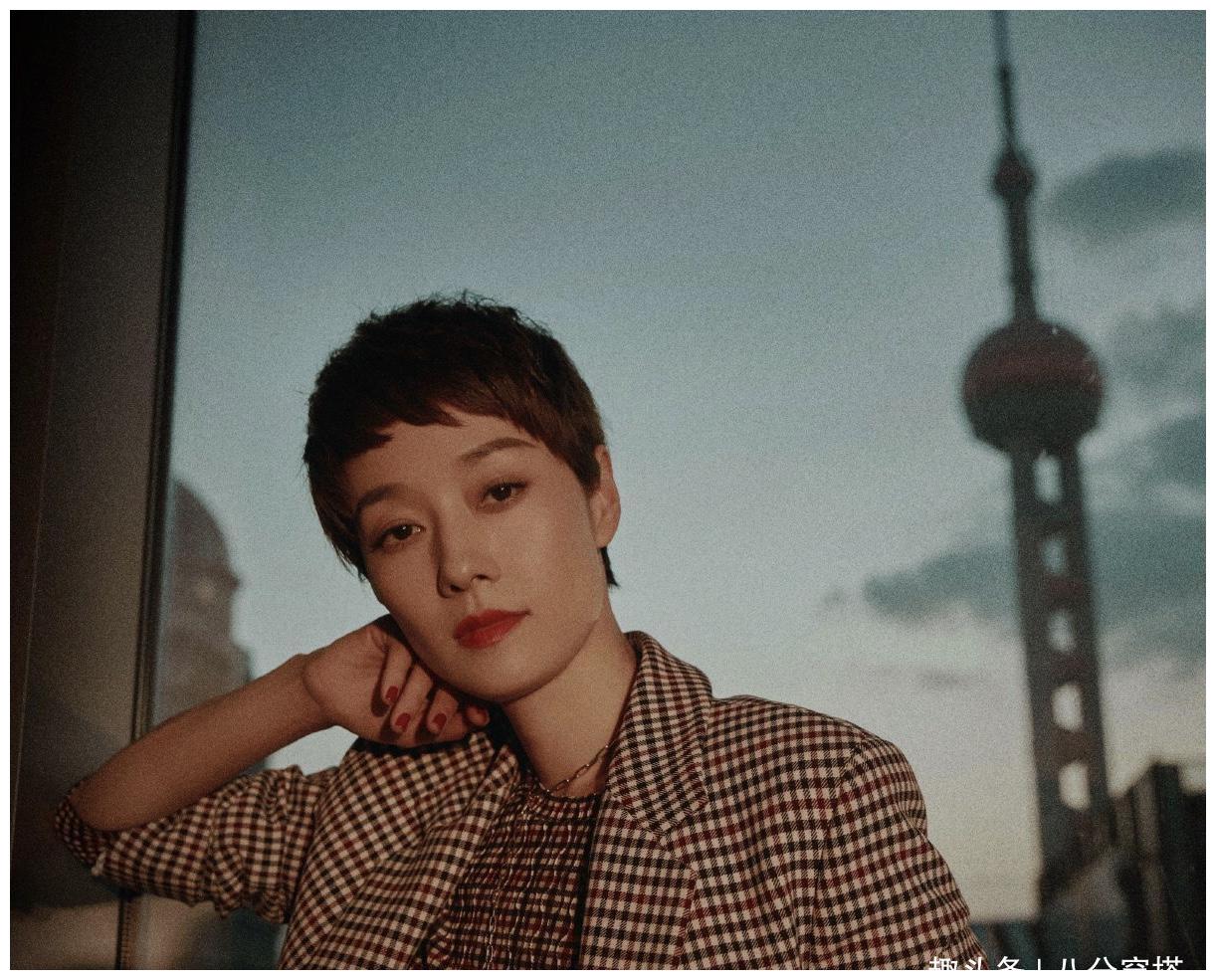 马伊琍很有成功女性范,超短发配格子西服look现身活动