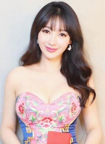 柳岩身材就是好 穿什么都好看 女人就该这