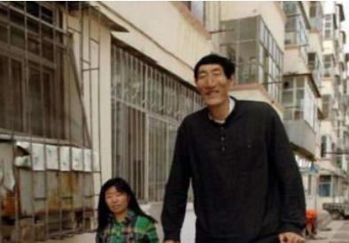 国内第一“巨人”鲍喜顺,不听医生劝阻执意生儿子,现状令人唏嘘
