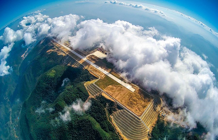 航拍重庆巫山机场,削7个山头填6个山谷而建成