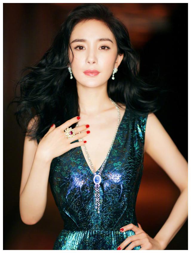 杨幂红毯秀超过范冰冰，换7套衣服被指发福，最后一张真相了