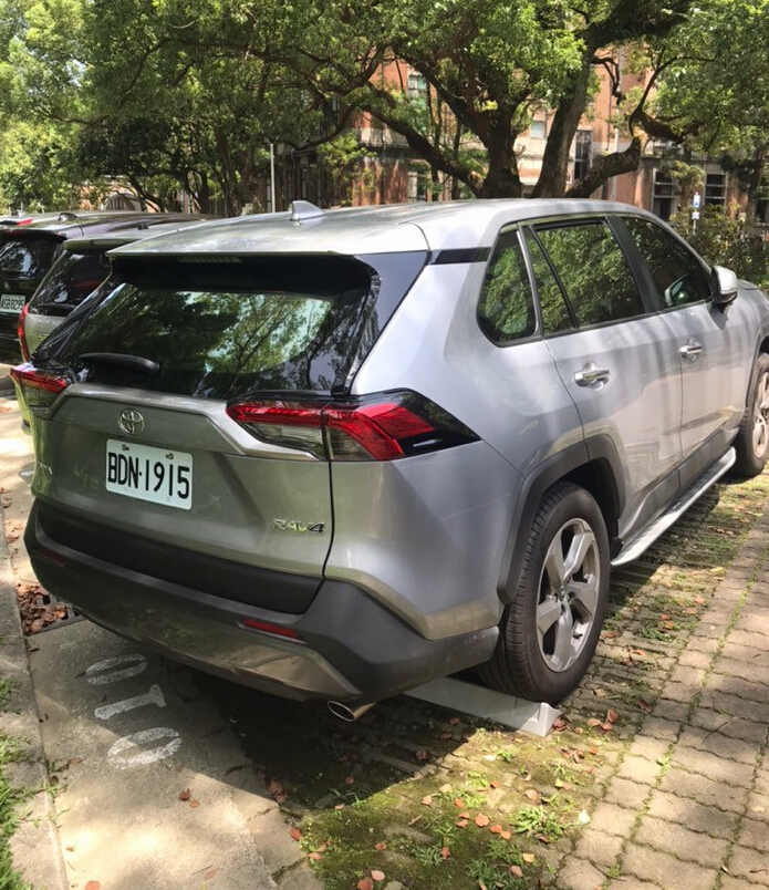 提前看到新一代丰田RAV4实车,外观比现款硬朗,霸气十足