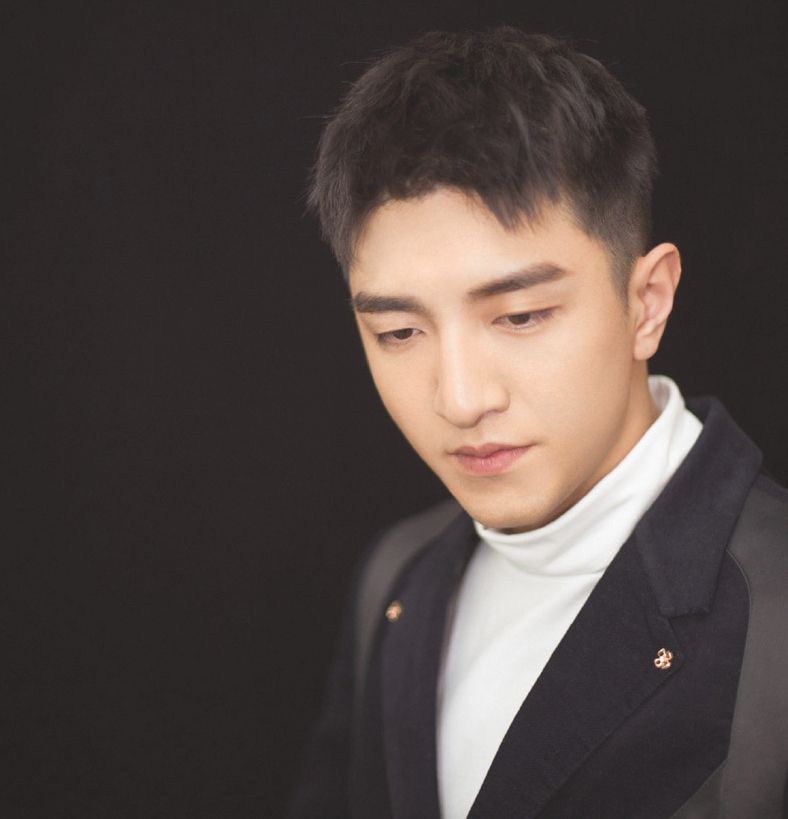 金瀚白色高领衣搭黑色西装,成熟稳重英俊迷人,笑容甜美宛如孩子