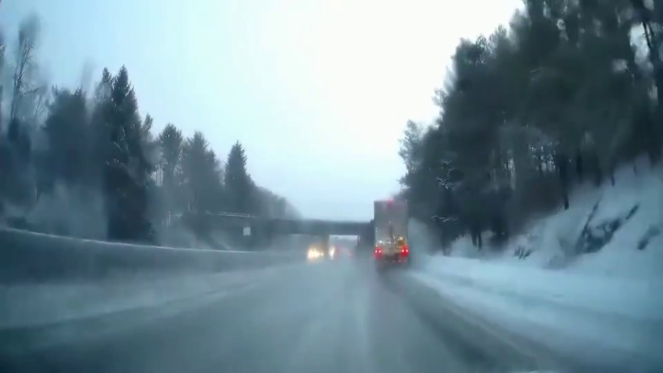 大雪天不要随便踩刹车，悲剧了吧！