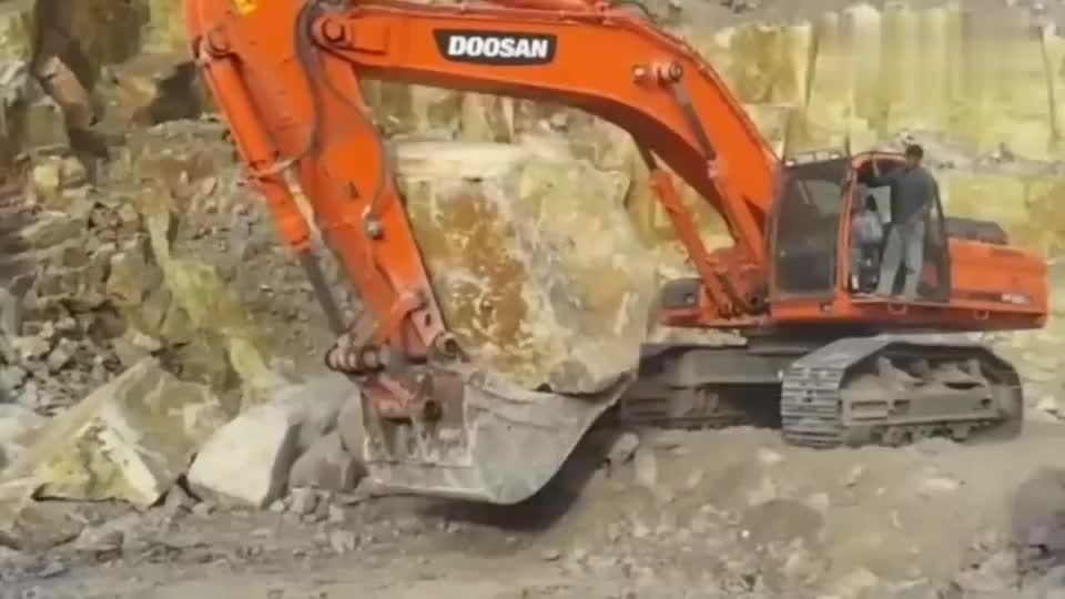 巨石放到卡车车厢的一瞬间卡车司机吓得从驾驶室跑出