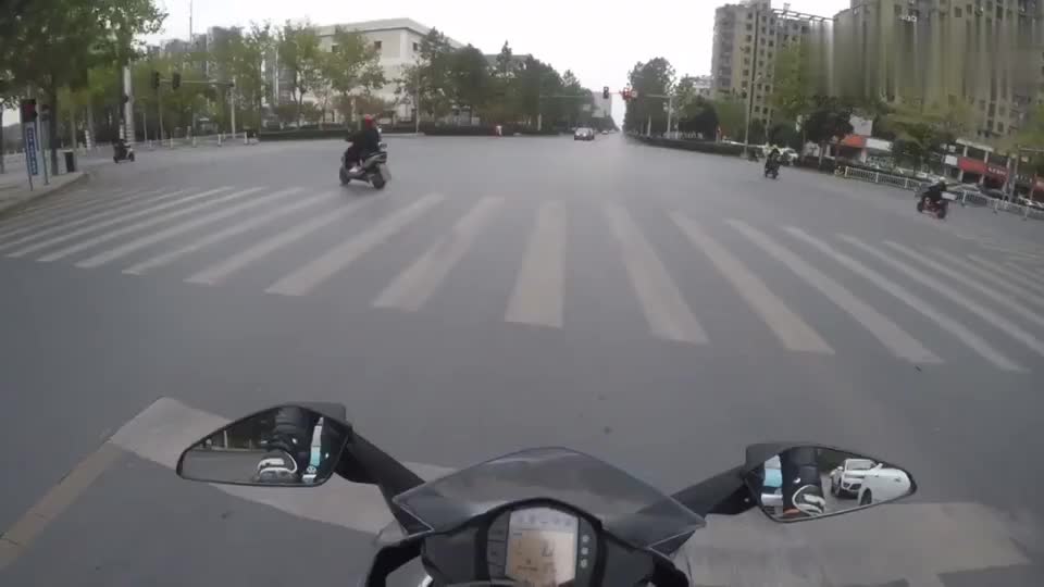 街道遇到迈凯伦跑车一把油门超了他之后马上打脸了