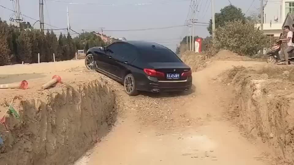 宝马上不去骑电动车都能轻松上去