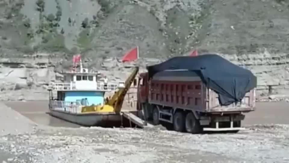 卡车开上船超载了船都快被压沉了