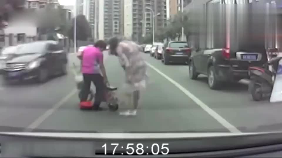 女子穿裙子坐电动车瞬间可把大哥吓坏了真是想想都后怕