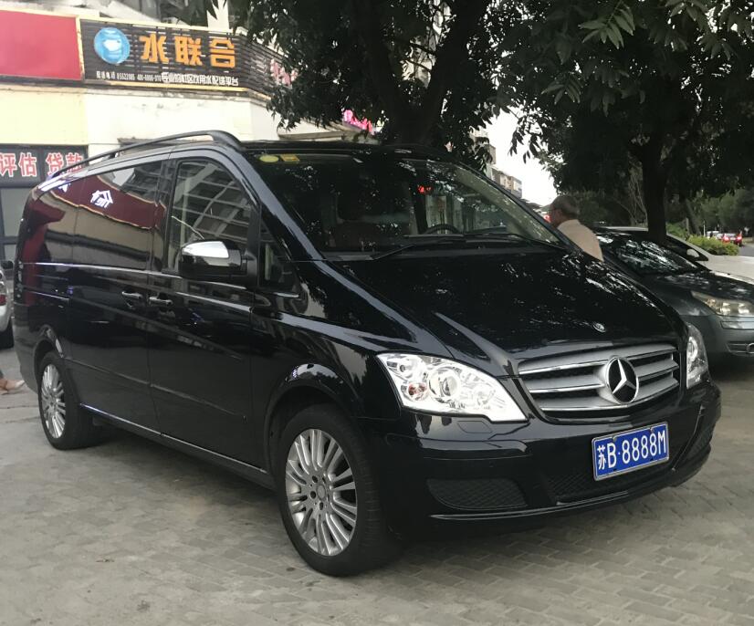 江苏南京街头实拍奔驰商务车，车牌