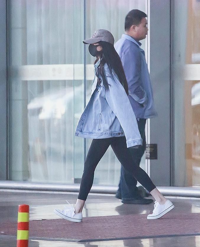 杨幂赴港探望小糯米后返回北京 装扮不变来去