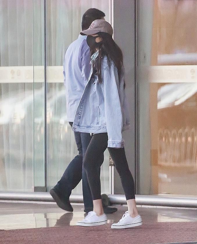 杨幂赴港探望小糯米后返回北京 装扮不变来去