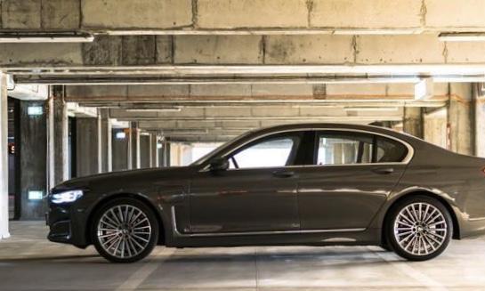 宝马745e插混版海外实车实拍照，综合功率达到290KW