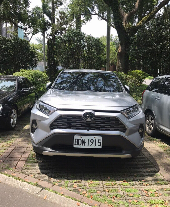提前看到新一代丰田RAV4实车,外观比现款硬朗,霸气十足