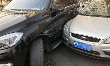 车子剐蹭了，到底报交强险还是商业险？老车主：都不能报