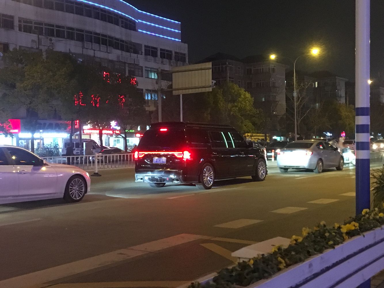 南通如东掘港镇实拍林肯领航员，单就车身尺寸就秒杀街头各车了
