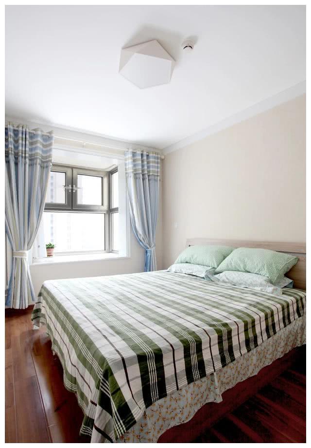 88㎡新房穷装修,客厅不做吊顶刷白墙,回归自然轻松的居家生活