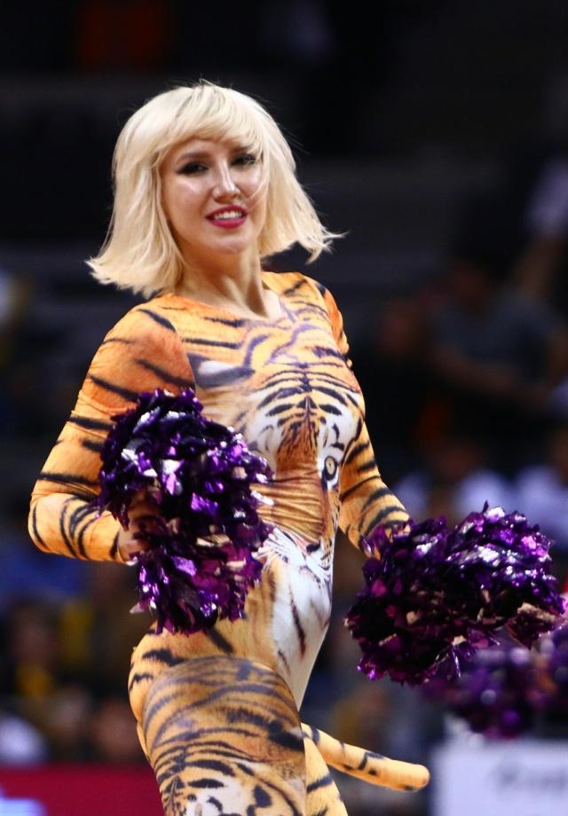 CBA季后赛广东队啦啦队,身材妖娆性感舞姿虎