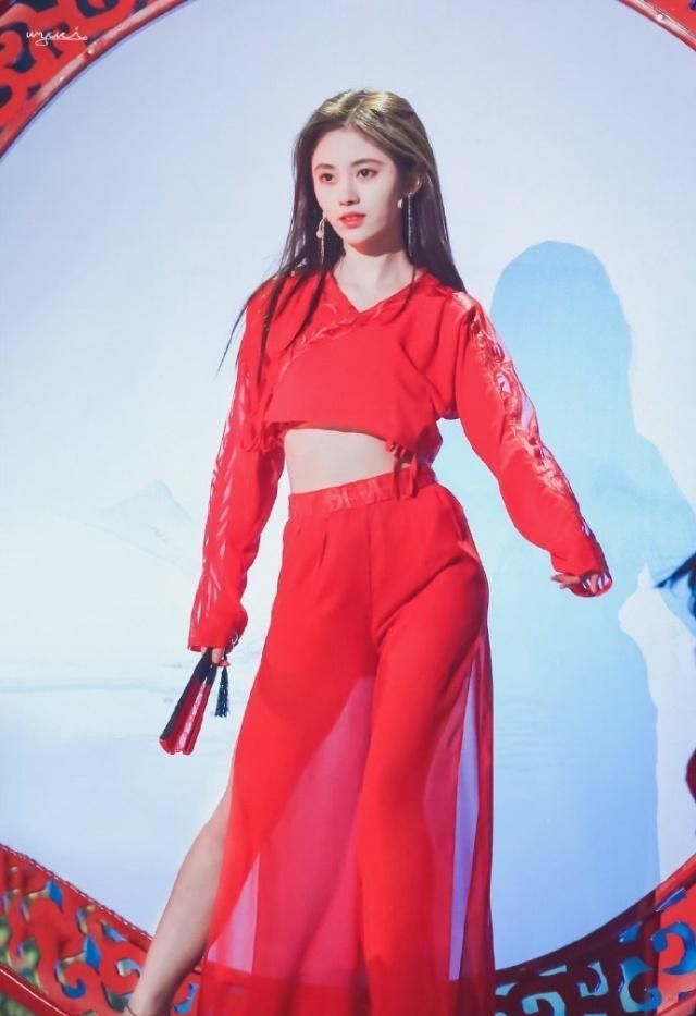鞠婧祎身穿一袭红色纱衣 性感美艳,不愧被称为四千年一遇的美人
