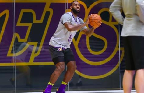 官宣,詹姆斯受伤32天第1次回归高强度训练,紫