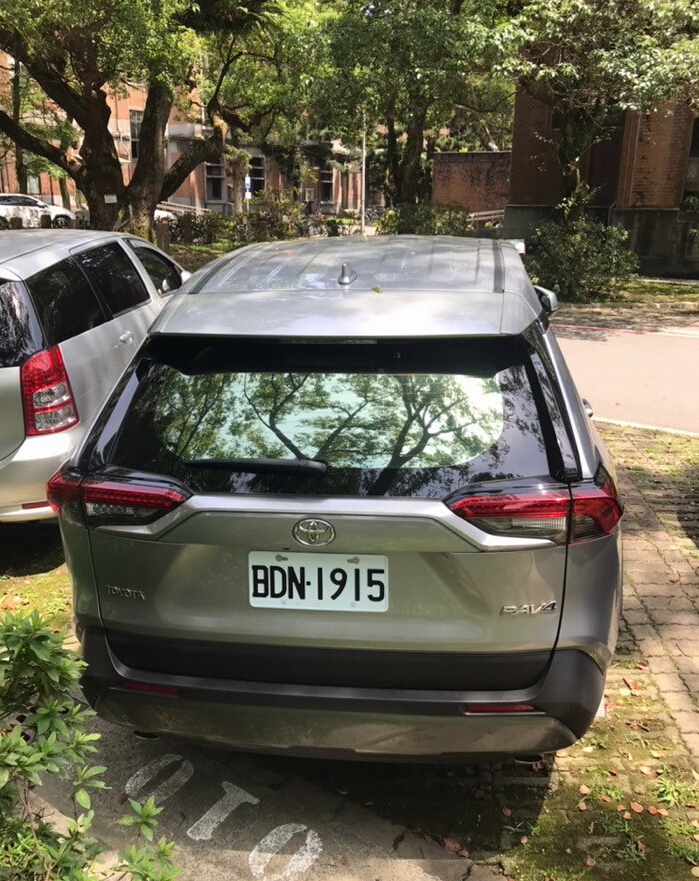 提前看到新一代丰田RAV4实车,外观比现款硬朗,霸气十足